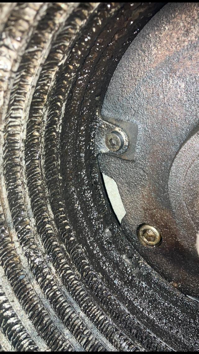 Detalhe de superfície aletada com acúmulo visível de resíduos.